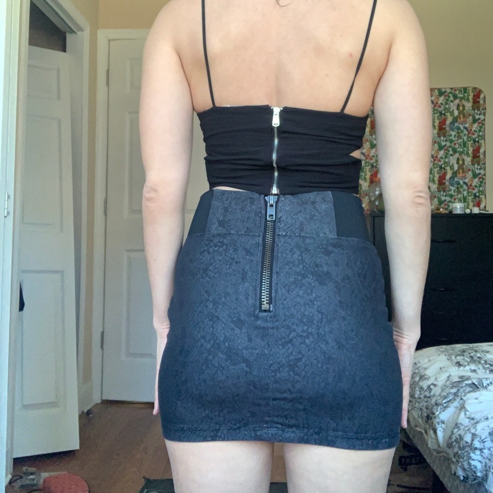3/25 Snakeskin pattern mini skirt - Picture 2 of 6